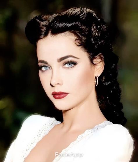 Ethereal Celebrities, Vintage Glamour Makeup, Old Makeup Looks, Old Hollywood Glamour Makeup, Outfits With Ankle Boots, Old Hollywood Makeup, 40s Makeup, Hollywood Women, Classic Makeup Looks