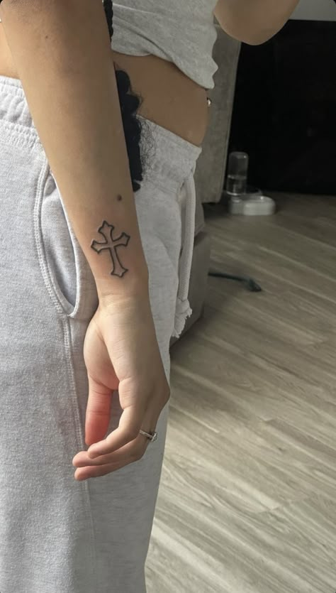 Pretty Cross Tattoo, Cool Cross Tattoos, Cross Tattoo On Hand, Cross Tattoos For Women, Cross Tattoos, Tattoos Inspo, Pretty Tattoos For Women, Cute Small Tattoos, Stylist Tattoos