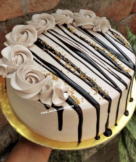 Chocolate Layer Cake Birthday, Simple And Easy Cake Designs, Simple Elegant Chocolate Cake Designs, Birthday Cake Gender Neutral, Masculine Birthday Cake Ideas, Decorated Chocolate Cake Ideas, Simple Cake Piping Ideas, Simple Chocolate Cake Decoration Birthday Decorating Ideas, Simple Easy Cake Designs