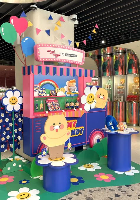 Kakao Friends 与 Wiggle Wiggle 合作 – 设计开胃沙拉 Fun Booth Design, Ice Cream Pop Up, Pop Up Booth Design, Photo Op Ideas, Art Fair Display, Appetizer Salad, Vendor Booth Display, Event Booth Design, Exhibition Display Design