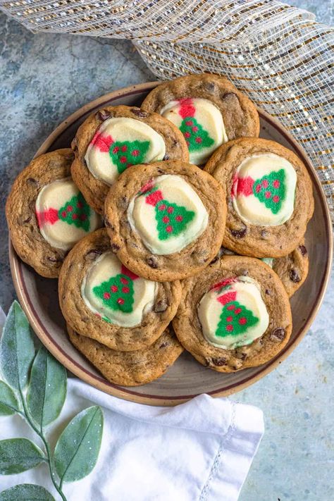 Soft Chewy Christmas Cookies, Christmas Food Sweet, Secret Santa Snack Ideas, Christmas Decorating Cookies, Simple Christmas Party Food, Homemade Treats For Christmas, Christmas Desserts Cookies, Holiday Treats For Neighbors, Cookies To Make For Christmas