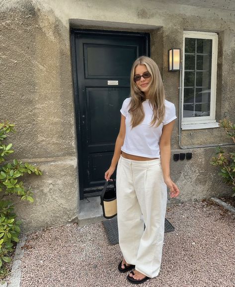 Josefine Vogt, Minimalist Summer Outfit, Wealthy Women, Minimalist Summer, Mode Inspiration, Looks Vintage, Spring Summer Outfits, Get Dressed, Daily Outfits