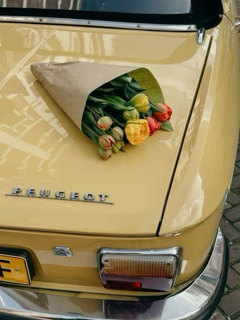 Yellow Things Aesthetic, Vintage Car With Flowers, Old Summer Aesthetic, Old Cars Aesthetic, Cars And Flowers, Vintage Cars Aesthetic, Vintage Car Photography, Cars Flowers, Flower Car