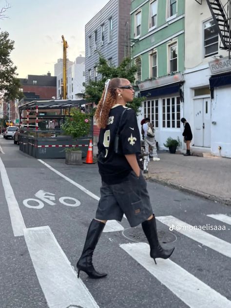 Bronx Street Style, Tokyo Outfits Black Women, Dancer Street Style, Album Release Party Outfit, Sports Jersey Outfit Women, R B Outfit, Jersey Street Style, Weird Clothes Aesthetic, 90s Boots Outfits