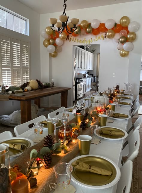 Friends Giving Party Ideas Decor, Aesthetic Thanksgiving Table, Friendsgiving Table Set Up, Friendsgiving Decoration Ideas, Friendsgiving Food Ideas Main Dish, Friendsgiving Set Up, Friendsgiving Meals, Friends Giving Aesthetic, Thankgiving Setup Table