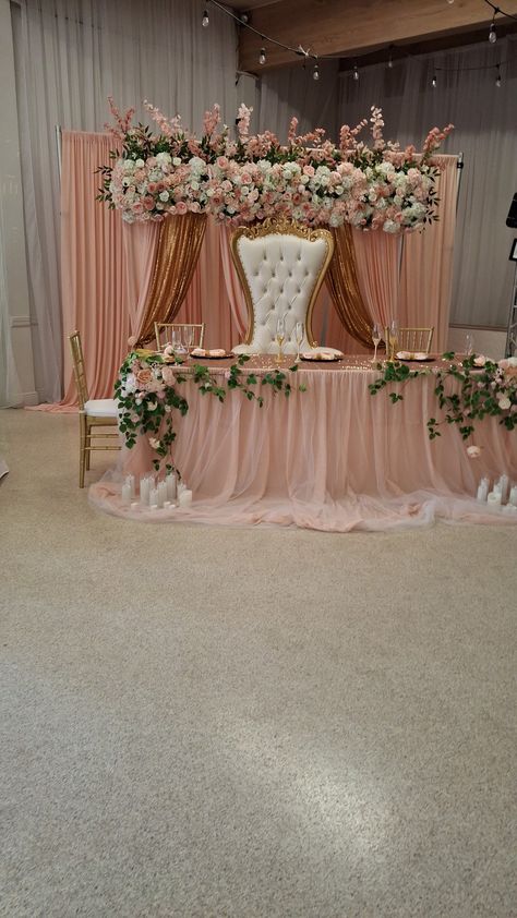 15 Decorations Ideas Tables, Quince Wall Decorations, Rose Gold Main Table Decor, Rose Gold Quinceanera Backdrop, Pink Quinceanera Ideas Decoration, Quinceanera Tables Set Up, Mexican 15 Decorations, Main Quince Table Ideas, Quince Head Table Decorations