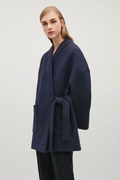 Wool Kimono Jacket, Navy Kimono Outfit, Blue Winter Dress, Kimono Winter, How To Wear Kimono, Wool Kimono, Fashion Kimono, Moda Kimono, Haori Jacket