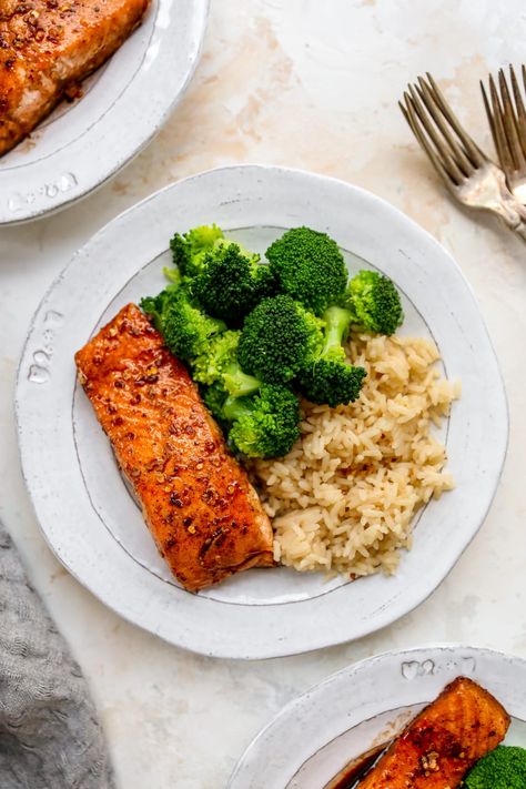 Plate with a piece of balsamic salmon, brown rice and broccoli. Balsamic Salmon Recipes, Balsamic Glazed Salmon, Brown Rice Recipes Healthy, Healthy Food Plate, Salmon Brown Rice, Balsamic Salmon, Salmon Meal Prep, Healthy Rice Recipes, Rice And Broccoli