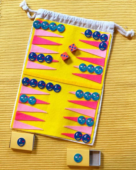 Turn a drawstring bag into a portable, lightweight travel backgammon set. DIY this cute gift with felt and shrinky dink pieces! Crochet Backgammon, Pocket Games Diy, Backgammon Board Diy, Beginning Sewing Projects For Kids, Board Game Crafts, Diy Backgammon, Diy Game Board, Board Game Diy, Diy Travel Games