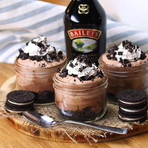 Gâteau Fromage-Oreo-Baileys Baileys Chocolate Cheesecake, Baileys Dessert, Baileys Cheesecake, Jar Desserts, Cheesecake Trifle, Baileys Recipes, Mason Jar Desserts, Cheesecake In A Jar, Dessert In A Jar