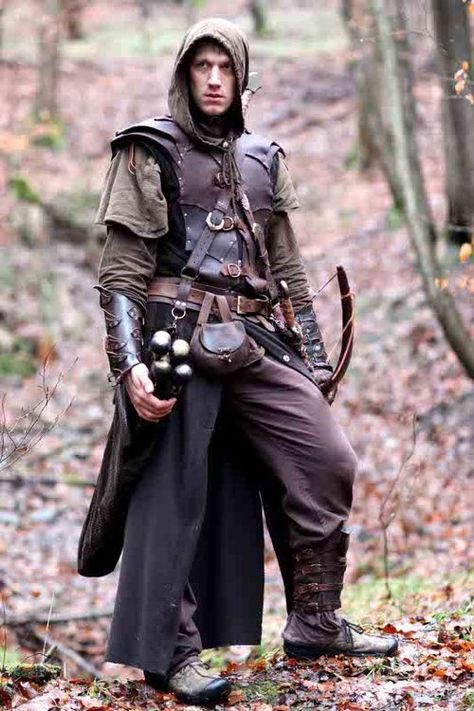 The look of the ranger is an iconic inspiration that often bleeds into steampunk.  Note the leather touches everywhere, ready to handle decades of wear, the dignified weapons, and the readiness for a tramp in the chancy weather of the British Isles. Fantasy Bracers, Larp Ranger, Medieval Ranger, Savage Daughter, Steampunk Male, Steampunk Medieval, Medieval Archer, Armor Fantasy, Ranger Armor