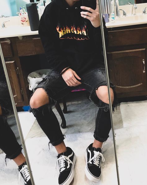 Thrasher Outfit, Thrasher Hoodie, Ripped Jeans Outfit, Teenage Outfits, Skater Girl Outfits, Hipster Grunge, Streetwear Mode, Black Ripped Jeans, Tomboy Outfits