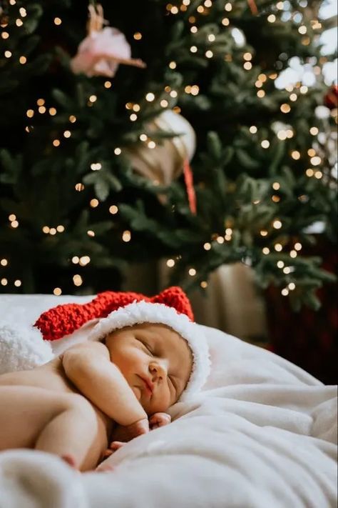 Christmas Theme Baby Photoshoot, Baby Christmas Photoshoot, Christmas Baby Photoshoot, Newborn Christmas Pictures, Baby Photoshoot Ideas At Home, Christmas Baby Outfits, Baby Christmas Photography, Newborn Christmas Photos, Newborn Family Pictures