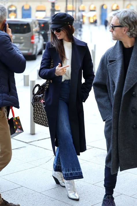 Anne Hathaway Style, Shoe Trend, Looks Jeans, Walking Down The Street, Flamboyant Natural, Metallic Shoes, Ageless Style, Deep Winter, Celebrity Trends