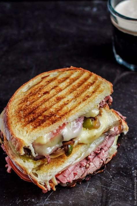 Grilled Roast Beef, Roast Beef Sandwich Recipes, Sandwich Vegetarian, Beef Sandwich Recipes, Roast Beef Sandwich, Grilled Sandwiches, Grill Cheese Sandwich Recipes, Best Sandwich Recipes, Grilled Roast