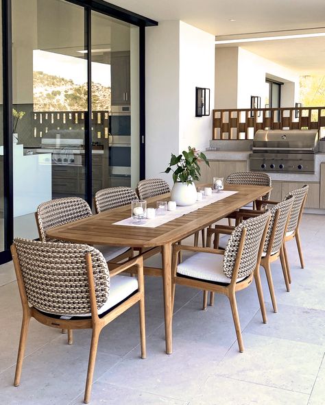 Gloster Kay Dining Chairs with Clipper Dining Table. Design by Ponce de Leon Architects & Catherine Eberle, Los Cabos, Mexico. Terrace Bar, Backyard Dining, Dining Table Modern, Modern Outdoor Kitchen, Terrace Decor, Bar Sets, Casa Country, Small Kitchens, Design Exterior