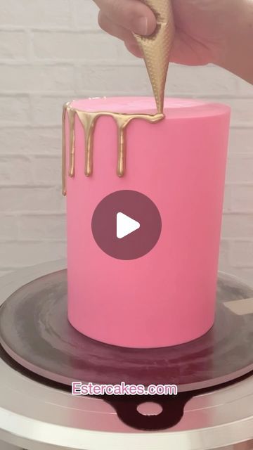 Ester Holt on Instagram: "Playing around to improve my gold drip recipe and I think I like this one better 😍😍😍. Why? Because the drips, looks like real ganache drip, not flat. Let me know what you think 🤔   I m using my zombie cake so for the gold I use gold highlighter, when you do on the real cake, you might have to use edible gold dust but off course it won’t be as shiny as this one. Or you can offer the option to your customers.  I m using water 💧 ganache recipe from @treatsbytay   Ganache recipe : 65 gr white candy melt 1 Tbsp water. Microwave for 30 seconds, mix well. Let it sit a little bit so the ganache won’t be too runny.  Gold mixture recipe : 1/2 tsp gold highlighter/luster dust 1 tsp melted coconut oil not hot Mix well, if the mixture too runny, wait a little bit to cool How To Use Luster Dust, Luster Dust Cake, Gold Dust Cake, Gold Cake Drip, Gold Drip Recipe, Rose Gold Drip Cake, Dripping In Gold, Gold Drip Cake, Drip Cake Tutorial