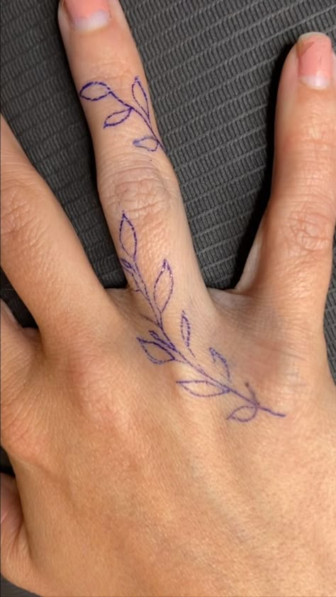 bodyartbyannie on Instagram Tiny Thumb Tattoos, Branch Finger Tattoo, Finger Tattoos Floral, Finger Vine Tattoos For Women, Leaf Tattoo Hand, Leaves Tattoo Hand, Ivy Hand Tattoos For Women, Floral Finger Tattoos For Women, Hand Tattoos Simple