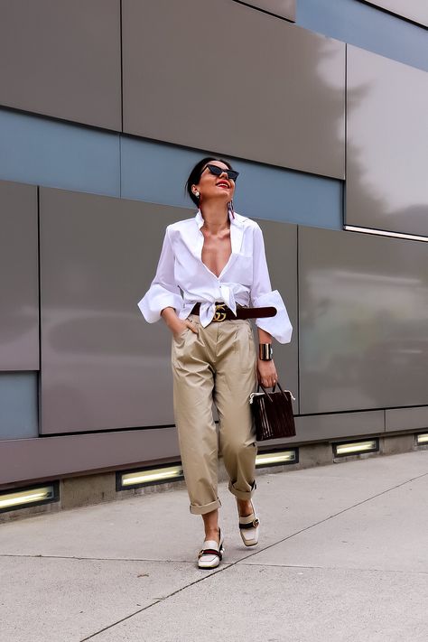 How to wear high waisted chinos Outfit Pantalon Beige, Chinos Women Outfit, Basics Outfit, English Outfit, Trousers Women Outfit, Outfit Pantalon, Outfits Beige, High Waisted Pants Outfit, Chino Pants Women