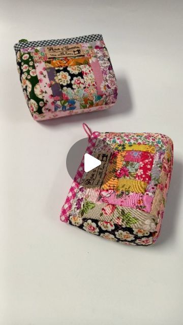 Zip Tutorial, Patchwork Bags Diy, Handmade Fabric Purses, Patchwork Pouch, Mini Zipper Pouch, Drawstring Bag Tutorials, Patchwork Purse, Scrap Fabric Projects, Tote Bags Sewing