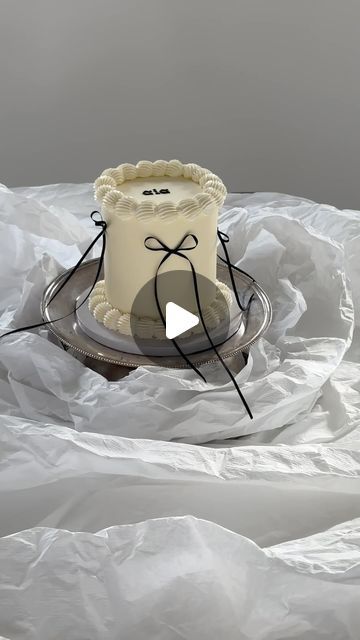 Ida Edith on Instagram: "Who doesn’t love watching cake reels? (Me👋🏻) The closest I get to making my own is putting ribbons on my daughter’s cake. So enjoy my cake reel 🤍🤍   The cake is made by @torte_cph - design by me 🤍 #reklame" Bow Cake Ideas, Ribbon Cake Design, Black Ribbon Cake, Cake With Bows, Cake Reels, Lambeth Cake, Diy Birthday Cake, Ribbon Cake, Bow Cakes