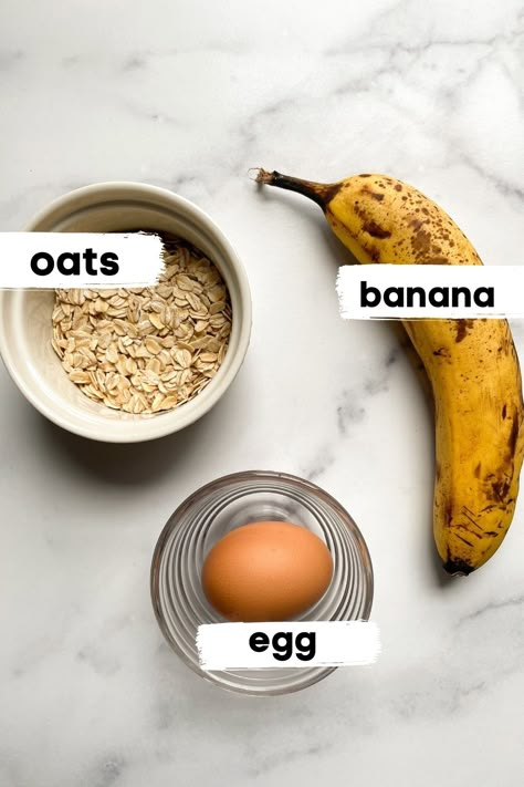 These healthy 3 Ingredient Banana Oat Pancakes are so easy to make for breakfast. All you need is a blender, oats, banana and an egg! Banana Egg Oat Pancakes, Banana Pancakes For Baby, Three Ingredient Pancakes, Easy Banana Pancake Recipe, Banana Egg Pancakes, Pancake Banane, Oat Pancake Recipe, Oatmeal And Eggs, Easy Banana Pancakes