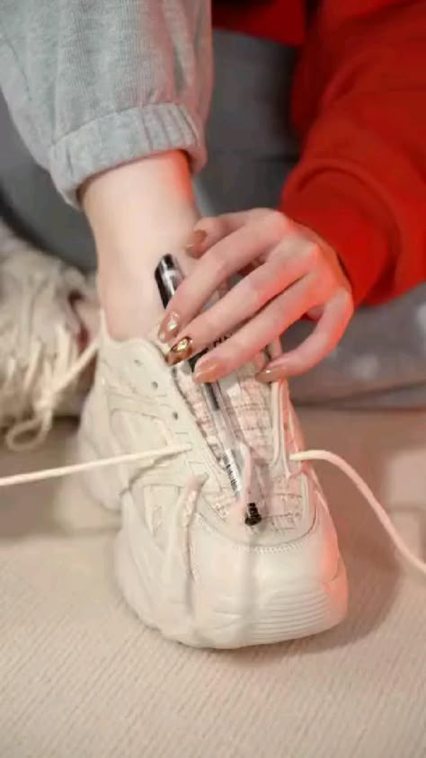 Shoe Lacing Techniques, Ways To Lace Shoes, How To Tie Shoes, Packing Hacks Clothes, Clothes Organization Diy, Diy Clothes And Shoes, Diy Fashion Hacks, Shoe Lace Tying Techniques, Everyday Hacks