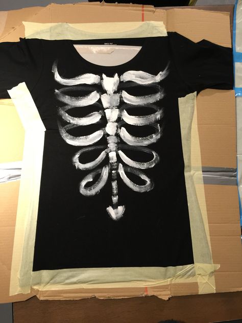 Diy Halloween Skeleton Costume, Black Shirt Painting Ideas, Skeleton Shirt Design, Halloween Skeleton Outfit, Diy White Tshirt Ideas, Black Tshirt Painting, Skeleton Tshirt Design, Skeleton Shirt Diy, Skeleton Bleach Shirt