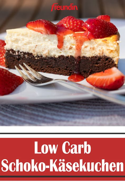 Bei diesem Low-Carb-Rezept haben Sie gleich doppelten Genuss ohne Reue, denn der Kuchen besteht aus einer saftigen Schicht mit Schokolade und einem cremigen Cheesecake-Topping Low Sugar Dinners, Cheesecake Topping, Low Sugar Diet Recipes, Dinner Recipes Healthy Low Carb, Law Carb, Low Carb Low Fat Recipes, Low Fat Low Carb, Low Carb Backen, Diet Recipes Easy