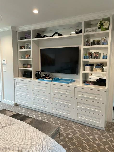 Bedroom built in wall with drawers 😍 Dressers Built Into Wall, Built In Tv Wall Unit For Bedroom, Built In Storage For Bedroom, Wall Unit For Bedroom Storage Ideas, Wall Unit Bedroom Built Ins, Wardrobe Entertainment Center, Built In Wall Dresser Bedroom, Wall Drawers Bedroom, Built In Drawers In Wall Bedroom