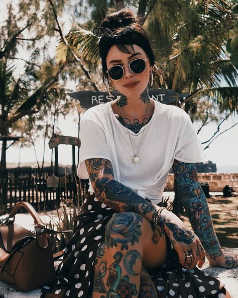 𝖘𝖆𝖒𝖒𝖎 on Instagram: “totally ready for one of those winter-sun trips pls 🌿 [#fbf]” Sammi Jefcoate, Adrette Outfits, Model Tattoo, Skater Outfits, Estilo Hippie, Look Rock, Tattoed Girls, Tattoo Life, Fashion Blogger Style