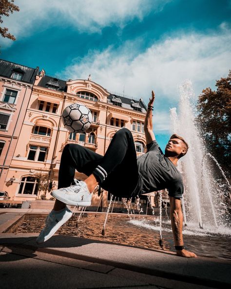 Sports Reference, Soccer Shoot, Sport Poses, Freestyle Football, Poses Drawing Reference, Poses Drawing, Oslo Norway, World Football, Football Wallpaper