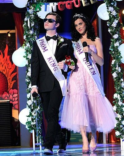 Prom Queen Outfit, Prom King And Queen Costume, Prom Queen Costume, King And Queen Costume, 2000s Prom, Prom King And Queen, Prom Vibes, Queen Halloween Costumes, 80s Dance