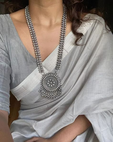 Jewellery Styling Tips, Jewellery Styling, Saree Blouse Styles, Saree Jewellery, Blouse Ideas, Indian Saree Blouse, Silver Jewellery Indian, Indian Saree Blouses Designs, Indian Fashion Saree