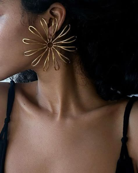 Jewelry Photoshoot, Contemporary Jewellery, Large Earrings, Brass Jewelry, Ear Jewelry, Jewelry Projects, Behind Ear Tattoo, Jewelry Inspiration, Statement Earrings