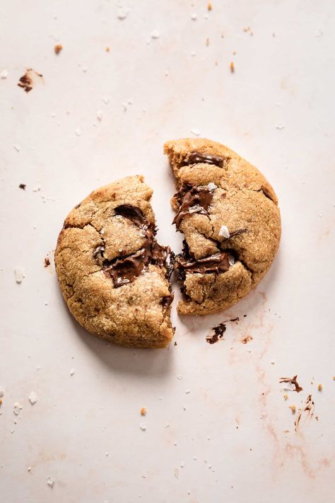 Chocolate Fudge Crinkle Cookies, Cookies Photoshoot, Cookie Photoshoot, Cookie Branding, Best Chewy Chocolate Chip Cookies, Tahini Chocolate Chip Cookies, Cookie Photography, Cookies Photography, Tahini Chocolate