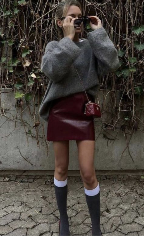 Winter 2024 Fashion Trends Women, Burgundy Outfit Aesthetic, Burgundy Leather Skirt Outfit, Burgundy Outfits For Women, Maroon Outfit, Rok Mini, Burgundy Outfit, Burgundy Skirt, Dark Academia Fashion