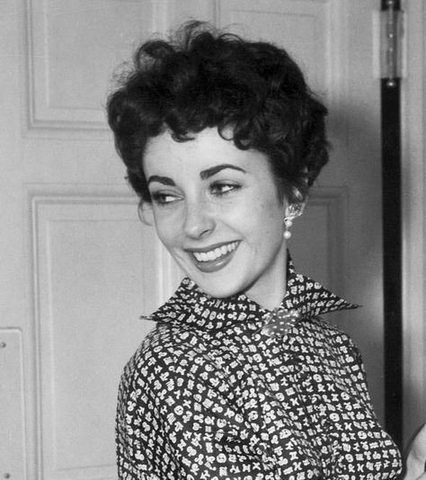 Pin Curl Hair, Young Elizabeth Taylor, Vintage Short Hair, Unnatural Hair Color, Old Hollywood Actresses, Cute Short Haircuts, Liz Taylor, Violet Eyes, Curly Pixie