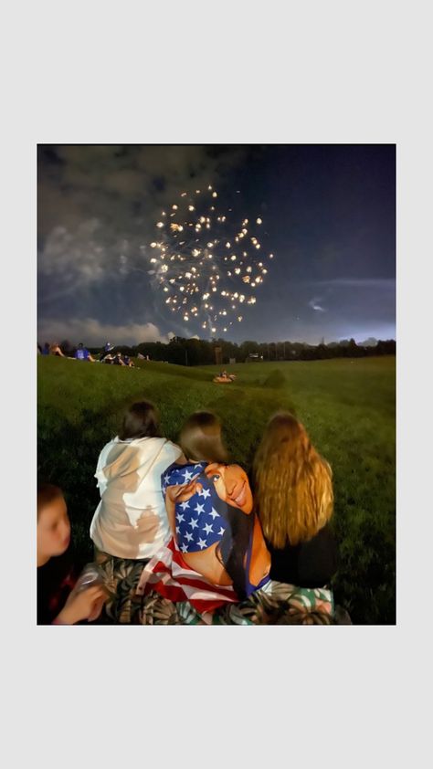 Tsitp Fourth Of July, 4th Of July Photo Inspiration, Summer Americana Aesthetic, Fourth Of July Party Ideas Games, Memorial Day Weekend Aesthetic, Fourth Of July Vibes, Fourth Of July Ideas With Friends, Usa Summer Aesthetic, July 4 Aesthetic