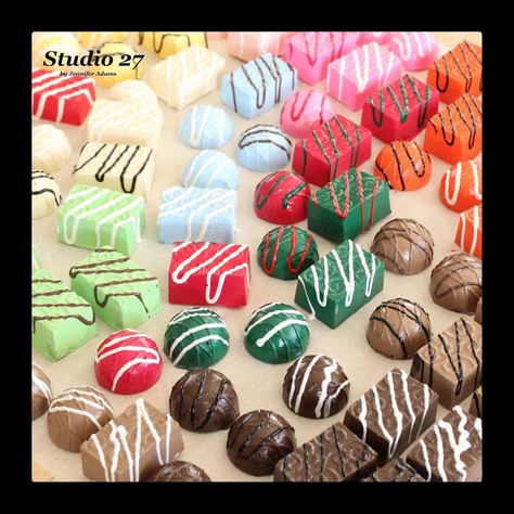 Faux Chocolates, Fake Candy Decorations, Food Props Diy, Fake Baking, Faux Desserts, Navage Patch, Candy Decorations Diy, Diy Christmas Candy, Fake Cakes