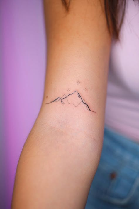 Two Mountains Tattoo, Ramiel Mountain Tattoo, Mountains And Stars Tattoo, Acotar Small Tattoo, Velaris Tattoo Simple, Fine Line Acotar Tattoo, Velaris Mountains Tattoo, Acotar Ramiel Mountain Tattoo, Delicate Mountain Tattoo