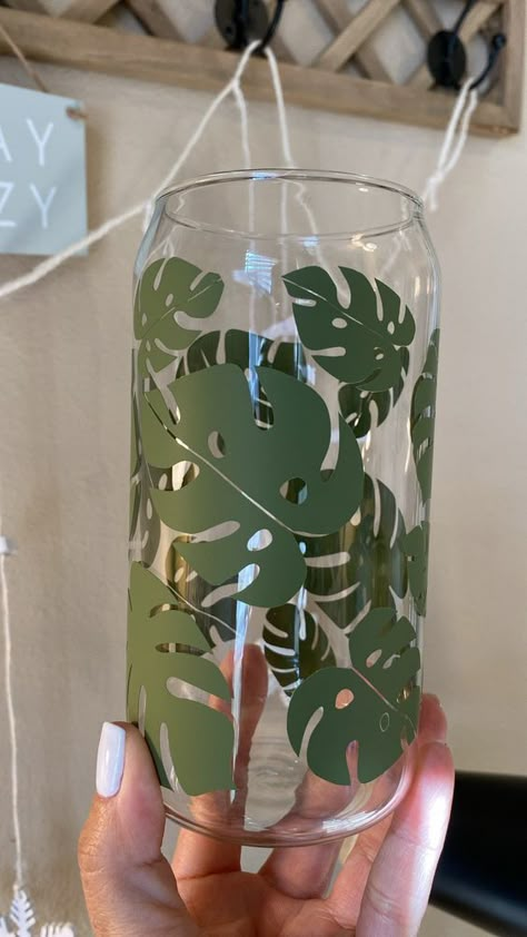 Monstera Cup / 20 oz. #sublimationdesigns #tumblerdesigns #vinyldesigns #sublimationideas #tumblerwraps #svg Coffee Cup Crafts, Glass Tumbler Design, Cricut Projects Easy, Glass Cup With Bamboo Lid, Bamboo Cups, Cute Coffee Cups, Projets Cricut, Green Vinyl, Coffee Cup Design