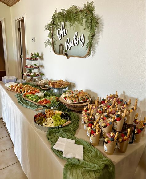 Woodland Theme Food Table, Nature Theme Gender Reveal, Woodland Food Table, Safari Baby Shower Boy Food, Snacks For Baby Shower Boy, Baby Shower Earthy Theme, Baby Shower Food Table Decoration Ideas, Baby Shower Food Display Ideas, Dessert Bar Baby Shower Ideas