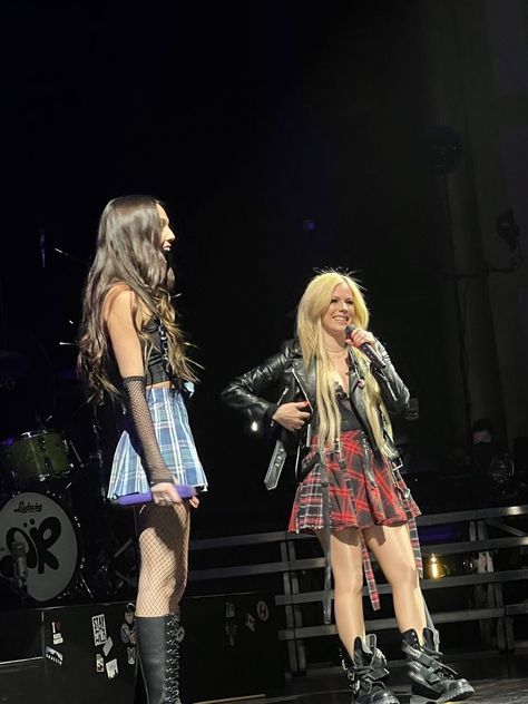 Avril Lavigne Tour, Avril Lavigne Outfits, Female Rock Stars, Sour Tour, Trendy Halloween Costumes, Mexican Girl, Trendy Halloween, Rock Concert, Avril Lavigne