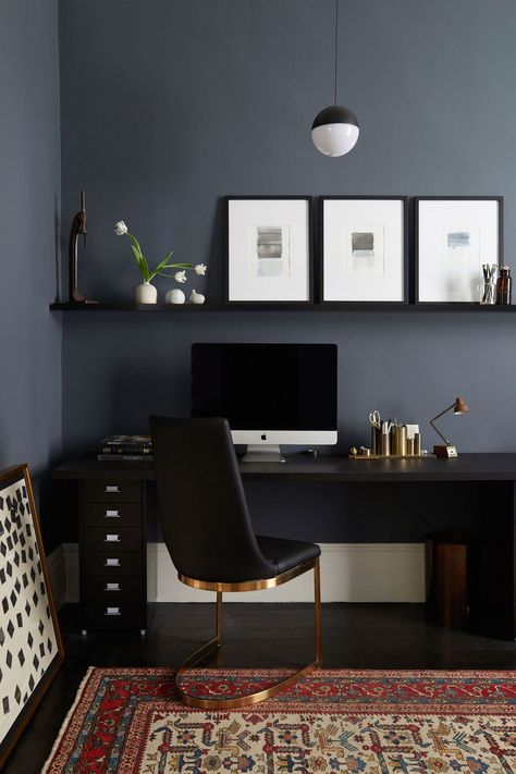 Is this not the sexiest office you've ever seen? Black furniture combined with brass accents looks super sleek. Opt for a gray-black for the walls, so it doesn't feel too dark. Vibeke Design, Black Furniture, Modern Home Office, Home Office Setup, Office Room, Office Inspiration, Office Interior Design, Home Office Design, Simple House