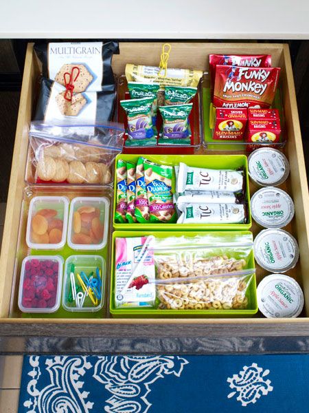 Start a snack station to get organized for back-to-school lunch preparation! Work Snacks, Snack Drawer, Snack Station, Back To School Organization, Kitchen Hacks Organization, Small Snacks, Healthy Work, After School Snacks, School Snacks