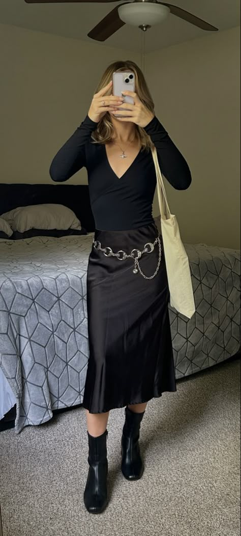 Casual witch style with moon metal chain belt Black Skirt With Belt Outfit, Vintage Chain Belt Outfit, Outfit With Chain Belt, Long Skirt With Belt Outfit, Hip Belt Outfit, Metal Chain Belt Outfit, Black Dress With Chain Belt, Moon Belt Outfit, Chain Belts Outfit