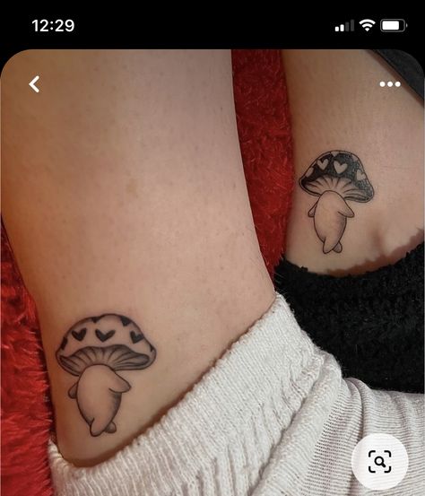 Unique Tattoos For Friends, Creative Matching Tattoos For Best Friends, Heart Shaped Mushroom Tattoo, Tiny Mushroom Tattoo Matching, Mushroom Friendship Tattoos, Mushroom With Hearts Tattoo, Cute Matching Mushroom Tattoos, Trippy Best Friend Tattoos, Best Friend Tattoos Mushroom