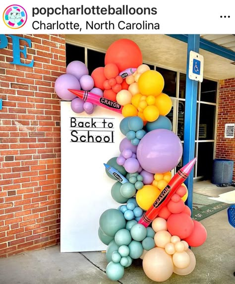 First Day Of School Balloon Garland, School Open House Photo Backdrop, Classroom Balloon Decor, Back To School Balloon Backdrop, Elementary School Decor, Back To School Party Decor, Back To School Decorations For Classroom, Back To School Backdrop Ideas, Back To School Events Ideas