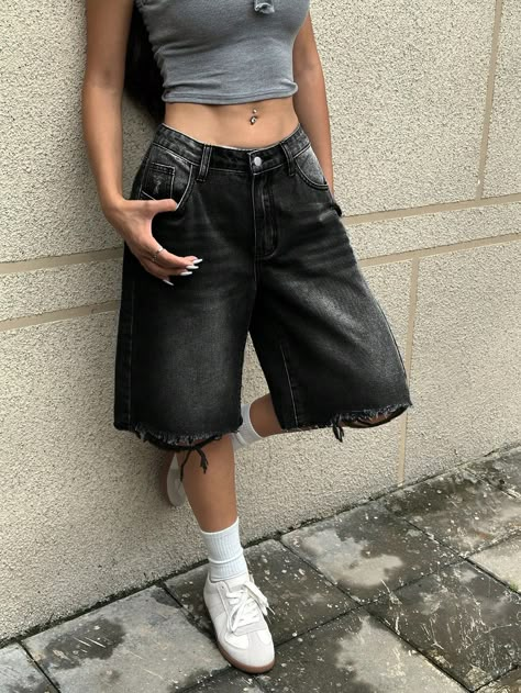 Pantalones Mom, Tyler Outfit, Jorts Women, Denim Short Outfits, Short Jorts, Billie Eilish Concert Outfit, Long Jean Shorts, Jean Short Outfits, Denim Shorts Outfit